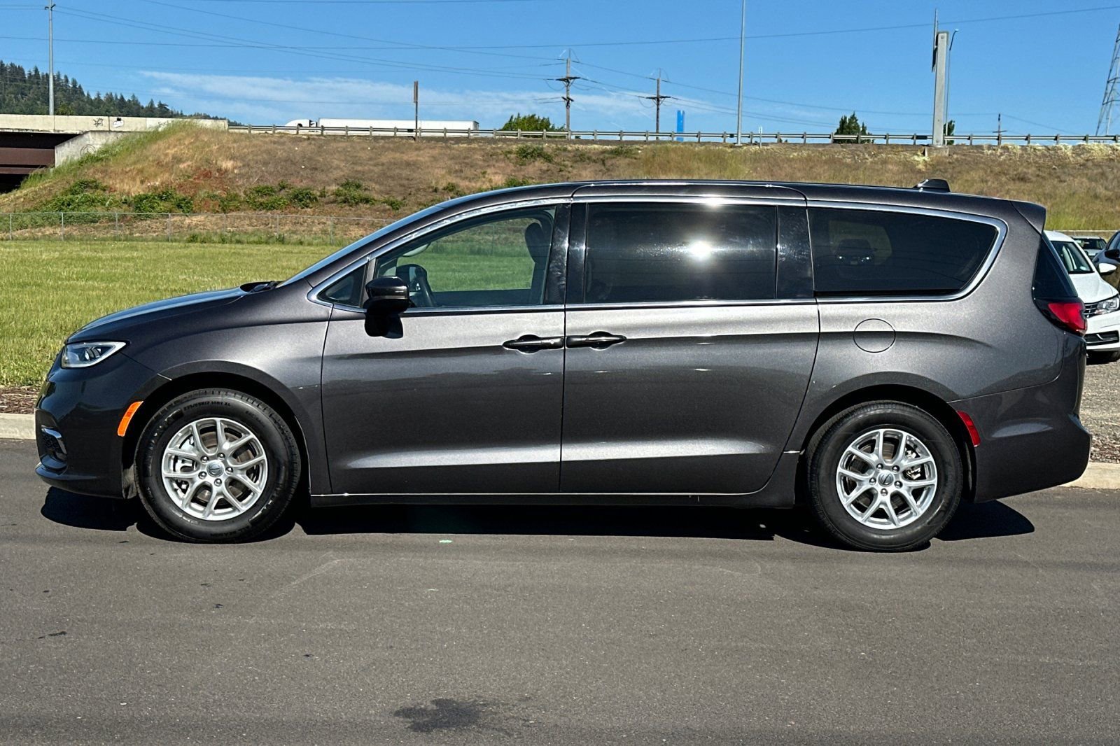 Used 2023 Chrysler Pacifica Touring-L FWD image 6
