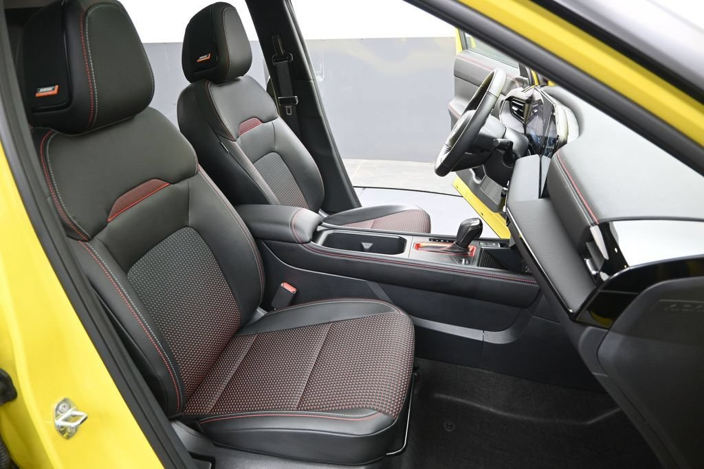 Used 2025 Nissan Kicks SR w/ SR Premium Package FWD image 29