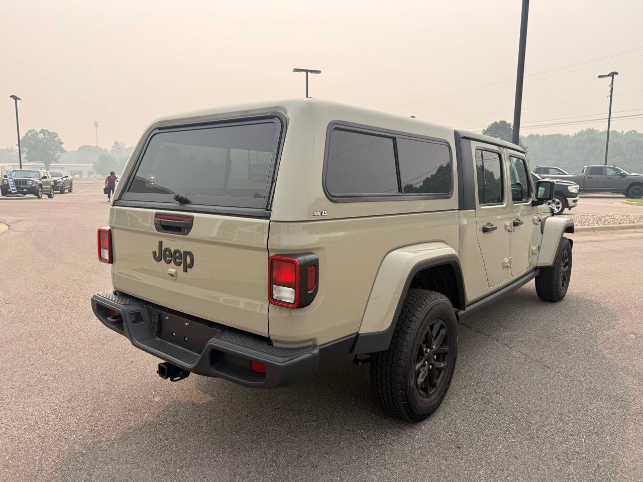 Used 2022 Jeep Gladiator Sport AWD/4WD image 3