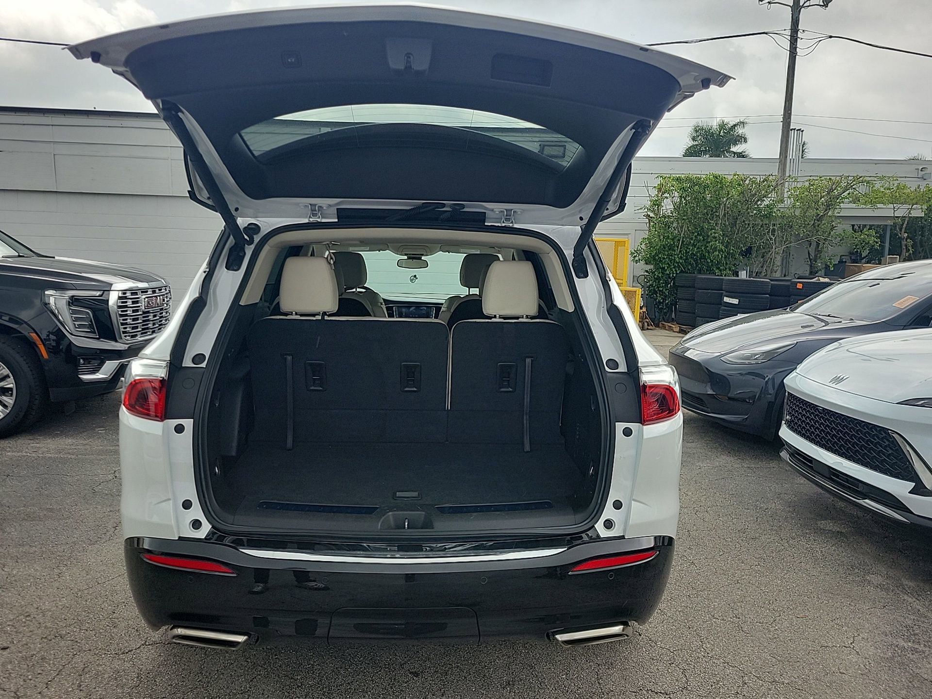 Used 2023 Buick Enclave Essence w/ Sport Touring Edition image 13