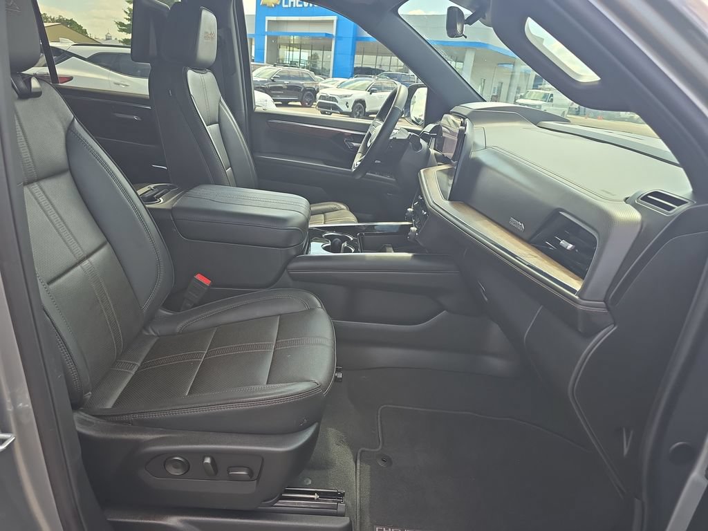 Used 2025 Chevrolet Tahoe High Country AWD/4WD image 26