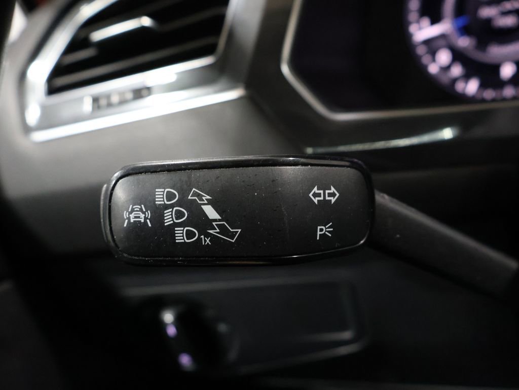 Used 2018 Volkswagen Tiguan SEL Premium w/ 3rd Row Seat Package image 38