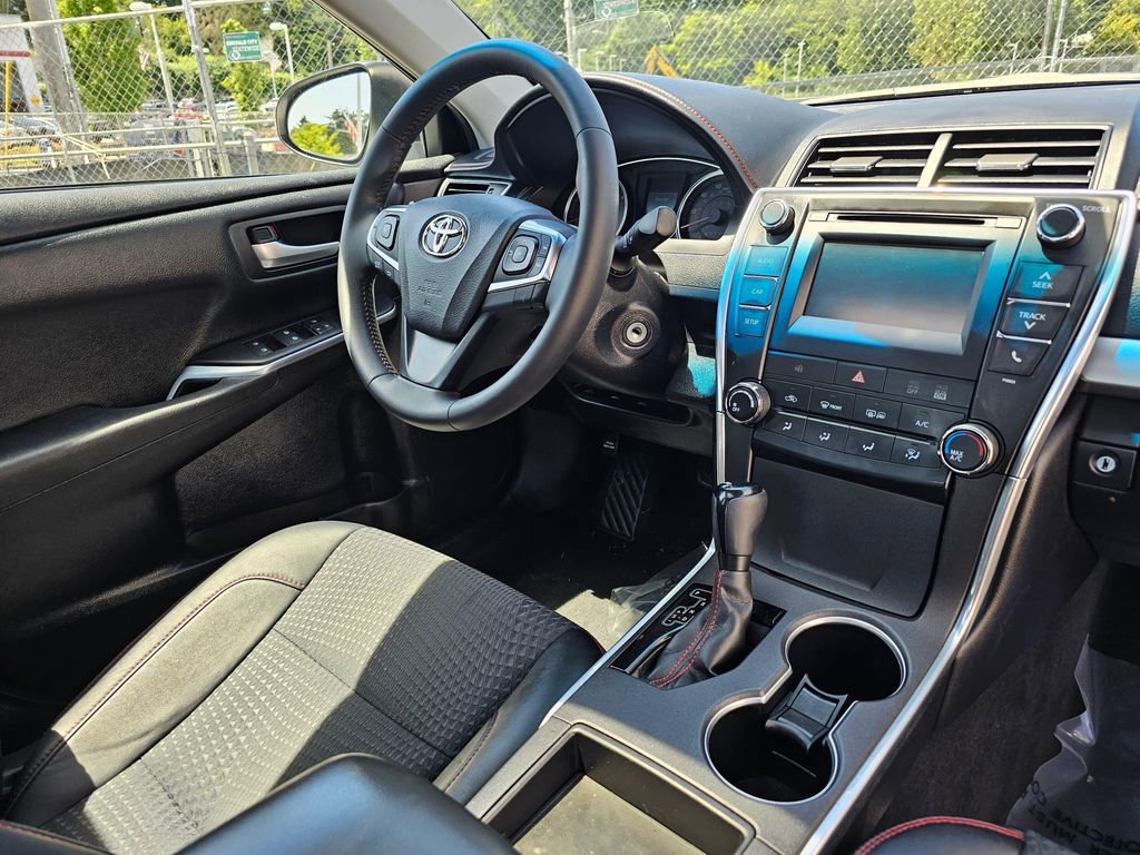 Used 2015 Toyota Camry SE w/ Moonroof Package FWD image 19