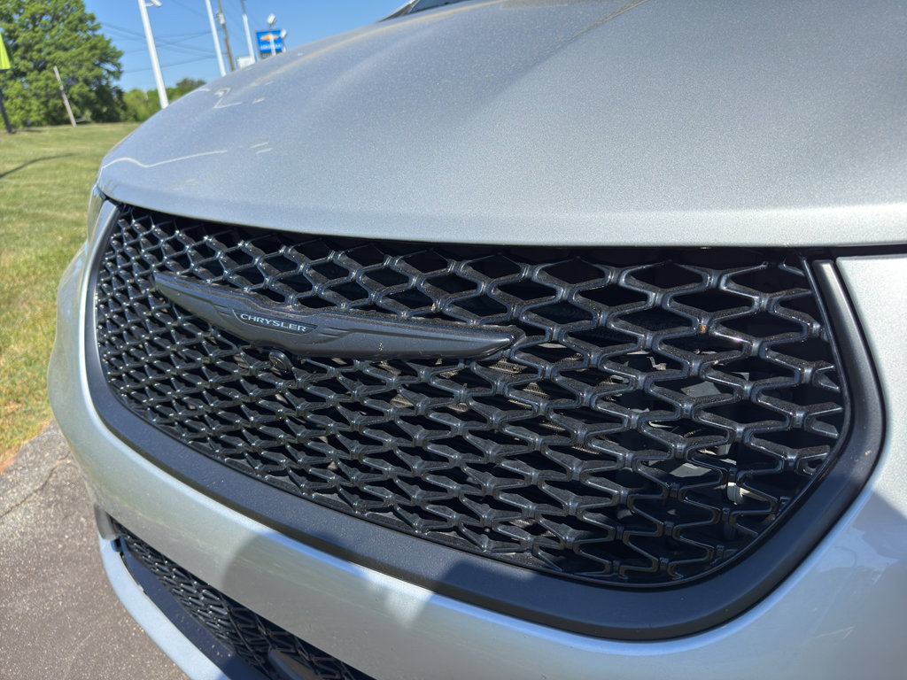 Used 2022 Chrysler Pacifica Touring-L w/ S Appearance Package FWD image 10