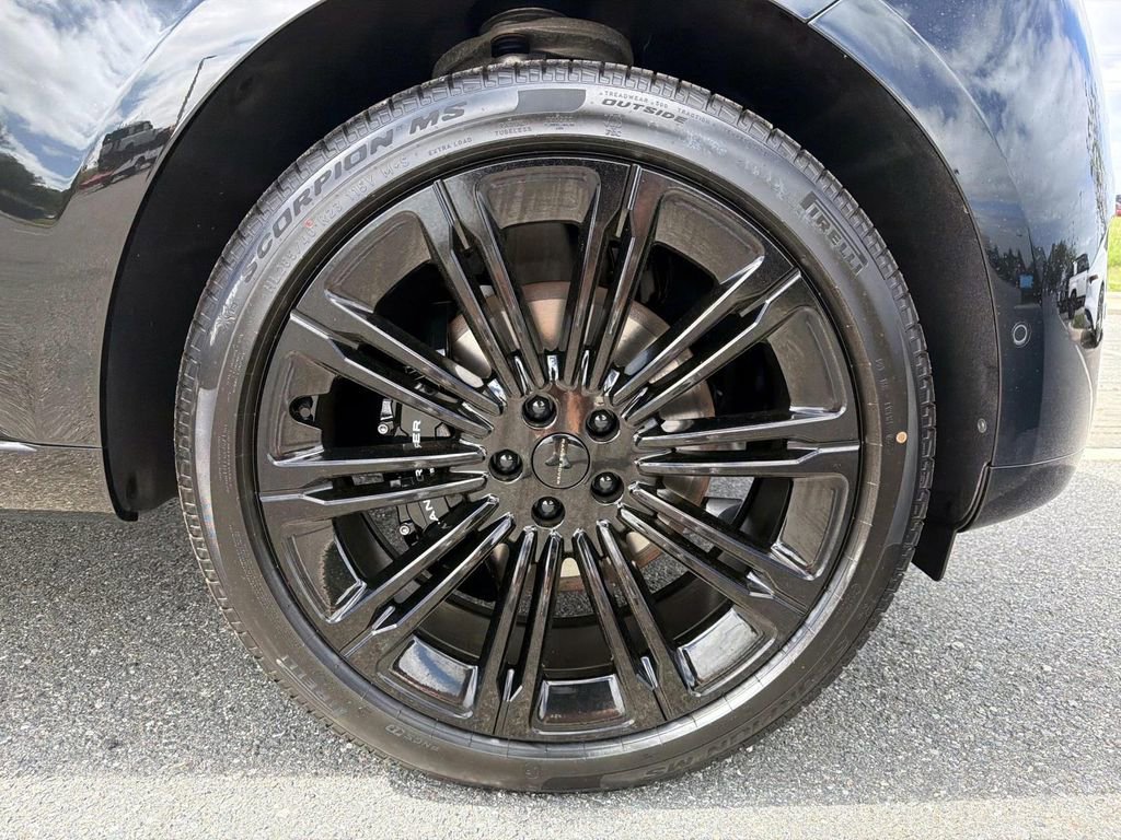 New 2026 Land Rover Range Rover Long Wheelbase SE image 9