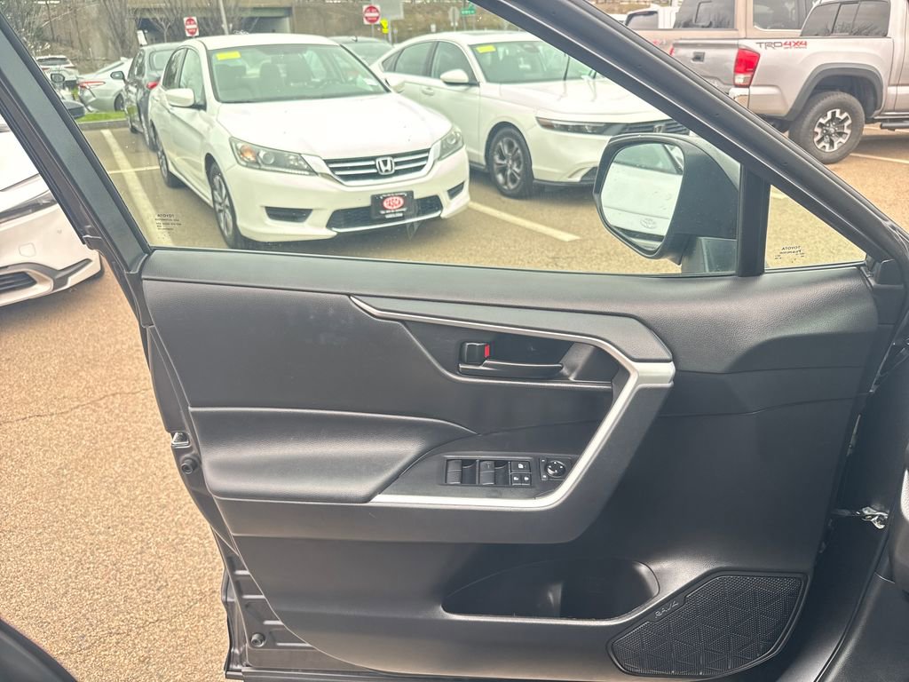 Used 2023 Toyota RAV4 LE AWD/4WD image 30