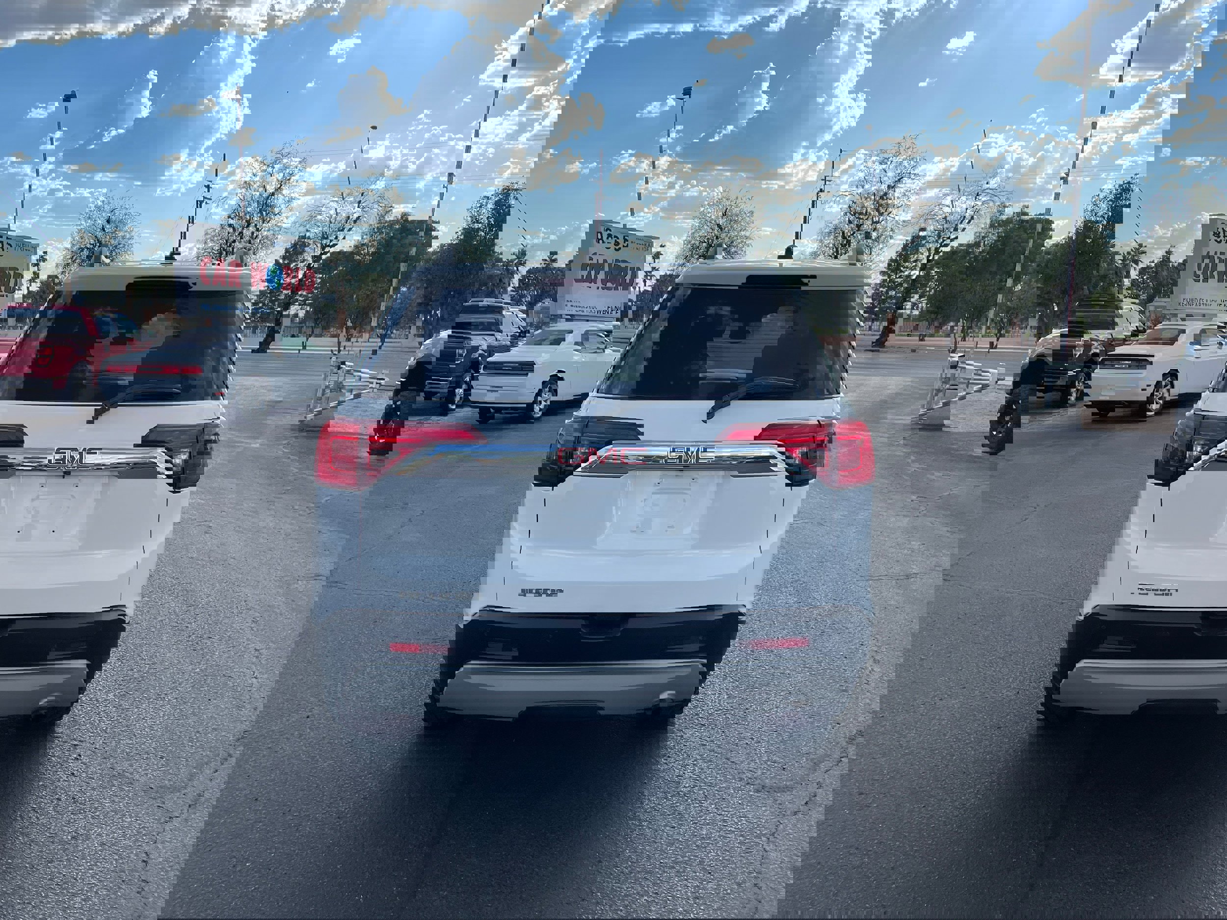 Used 2017 GMC Acadia SLE w/ Driver Alert Package I image 4