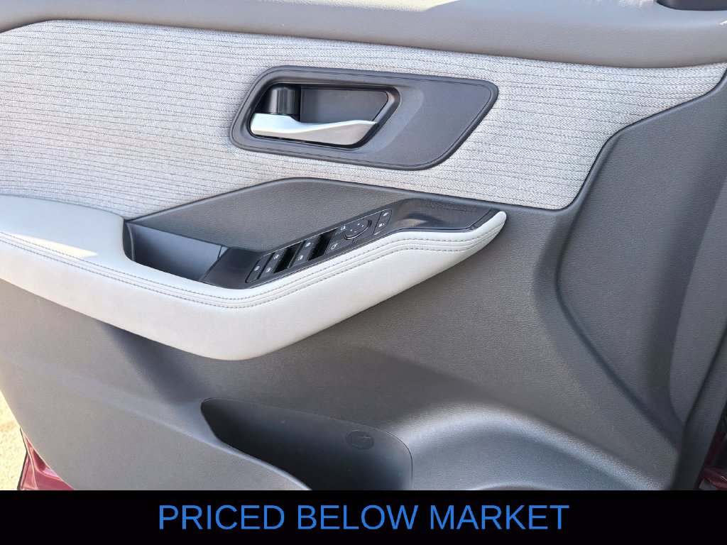Used 2023 Nissan Rogue SV FWD image 12