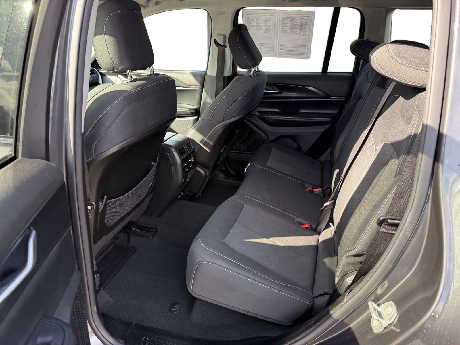 Used 2024 Jeep Grand Cherokee Laredo AWD/4WD image 16