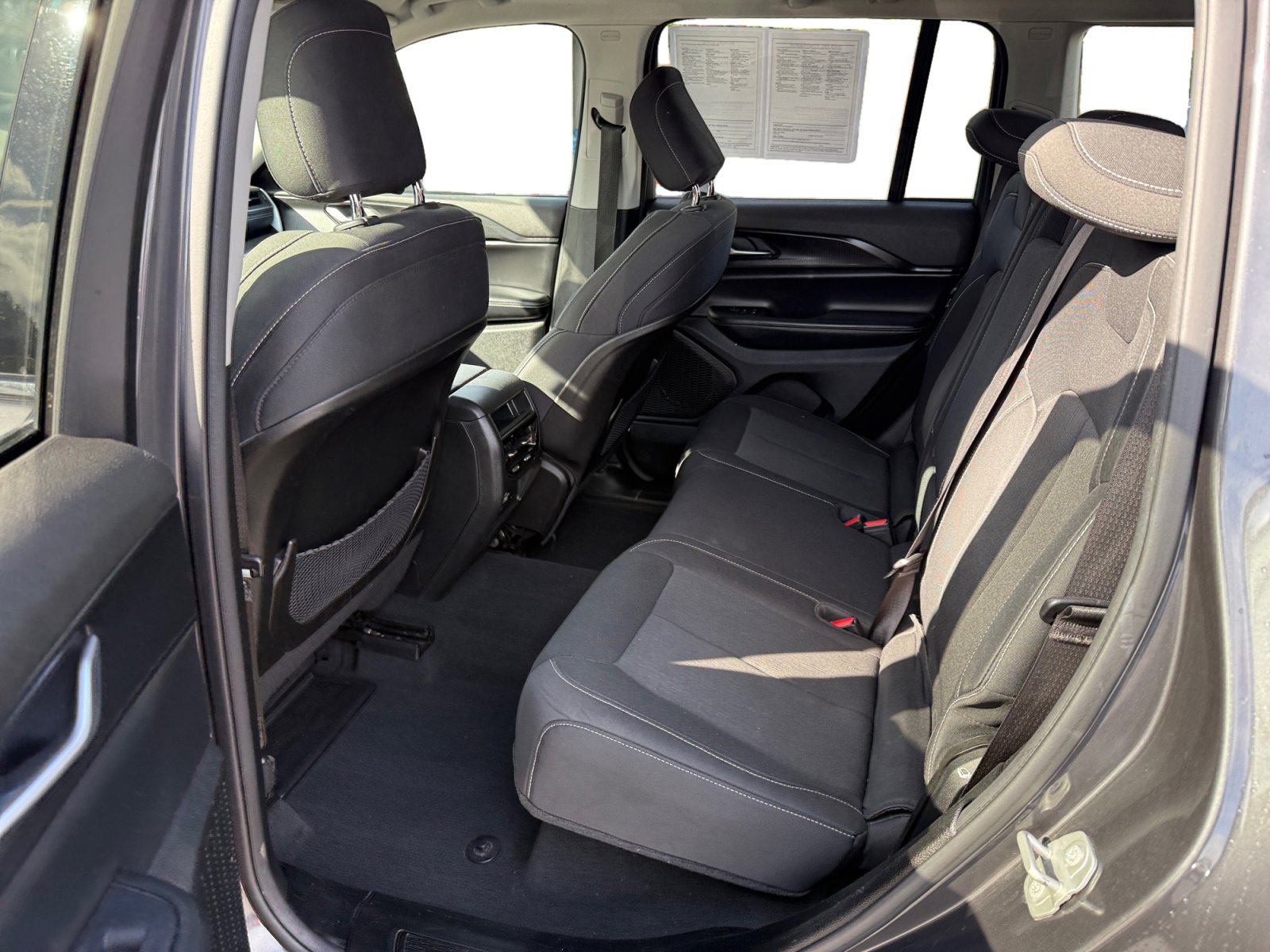 Used 2024 Jeep Grand Cherokee Laredo AWD/4WD image 16