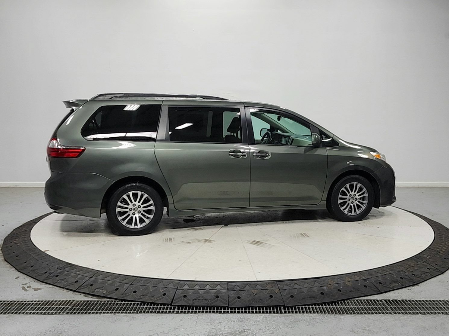 Used 2020 Toyota Sienna XLE Premium FWD image 9