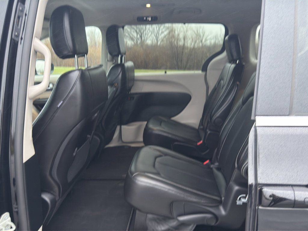 Used 2024 Chrysler Pacifica Touring-L image 33
