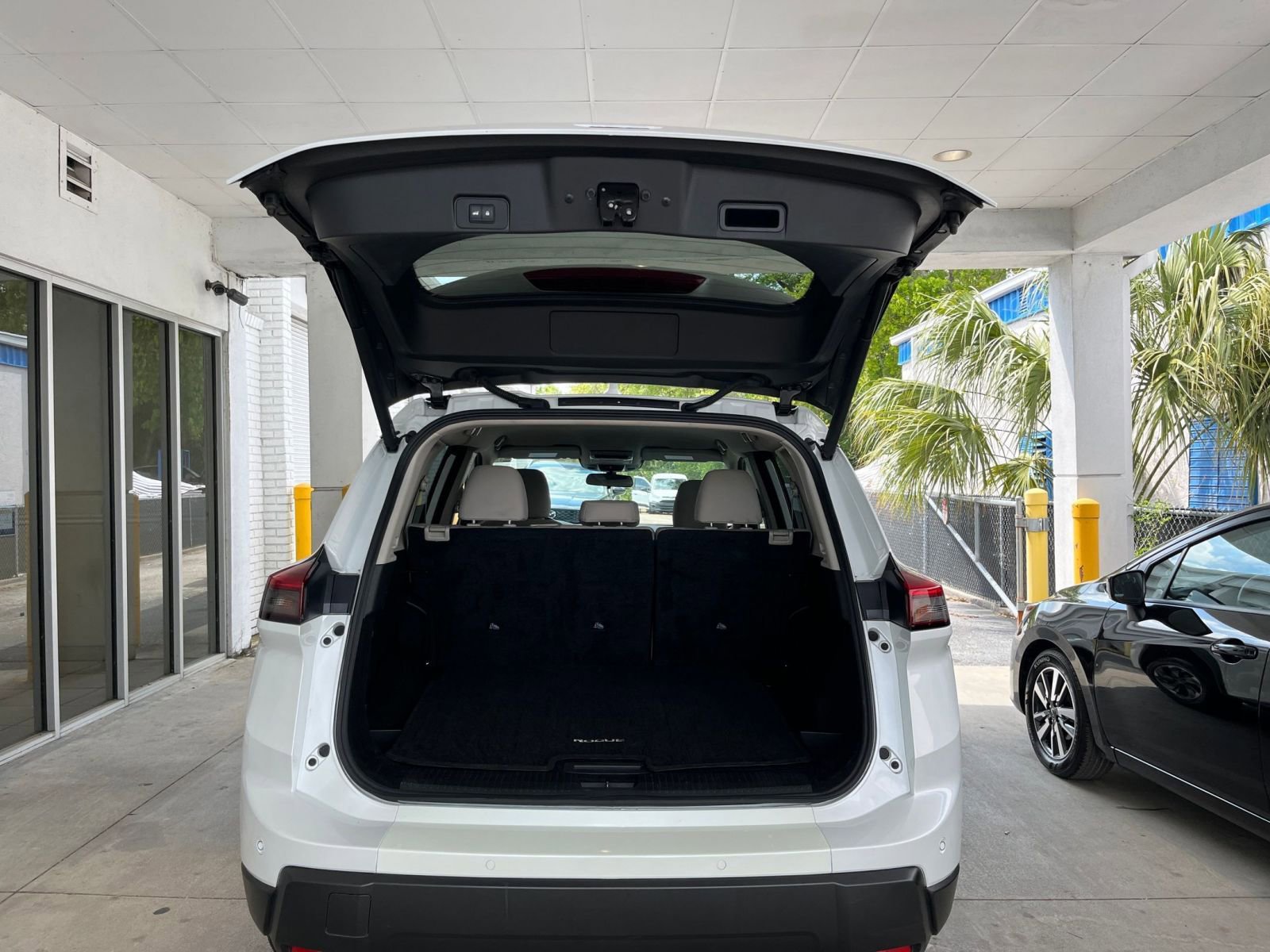 Used 2025 Nissan Rogue SV FWD image 32