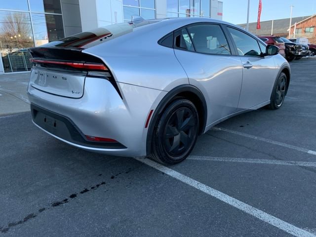 Used 2023 Toyota Prius LE video 3