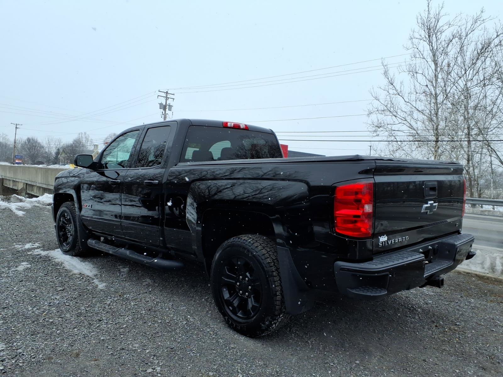 Used 2017 Chevrolet Silverado 1500 LT w/ Midnight Edition image 4