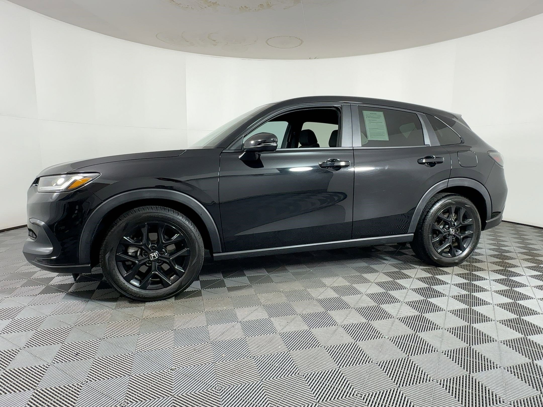 Used 2023 Honda HR-V Sport image 2