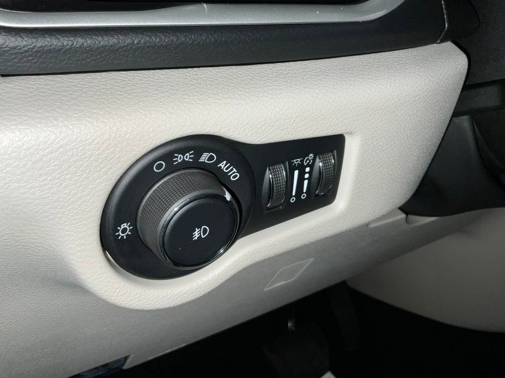 Used 2024 Chrysler Pacifica Touring-L image 32