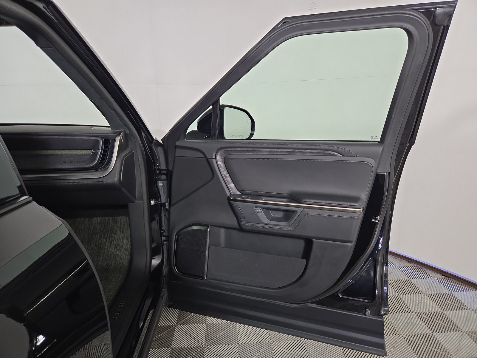 Used 2025 Rivian R1T Adventure AWD/4WD image 18