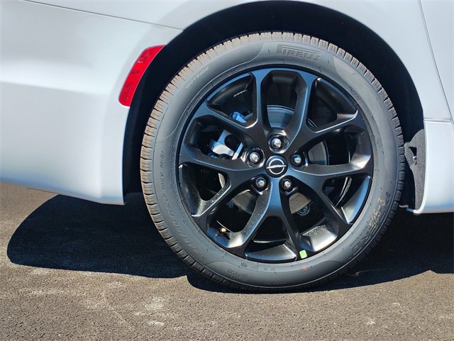 New 2026 Chrysler Pacifica Limited w/ Uconnect Theater Family Group image 7