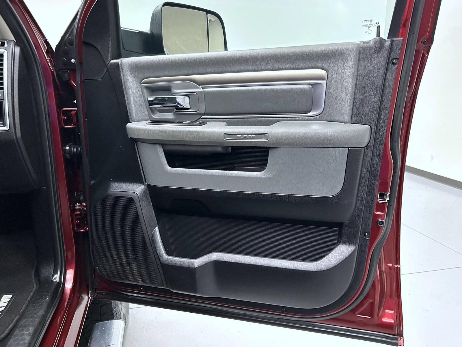 Used 2016 RAM 2500 SLT w/ Cold Weather Group AWD/4WD image 16