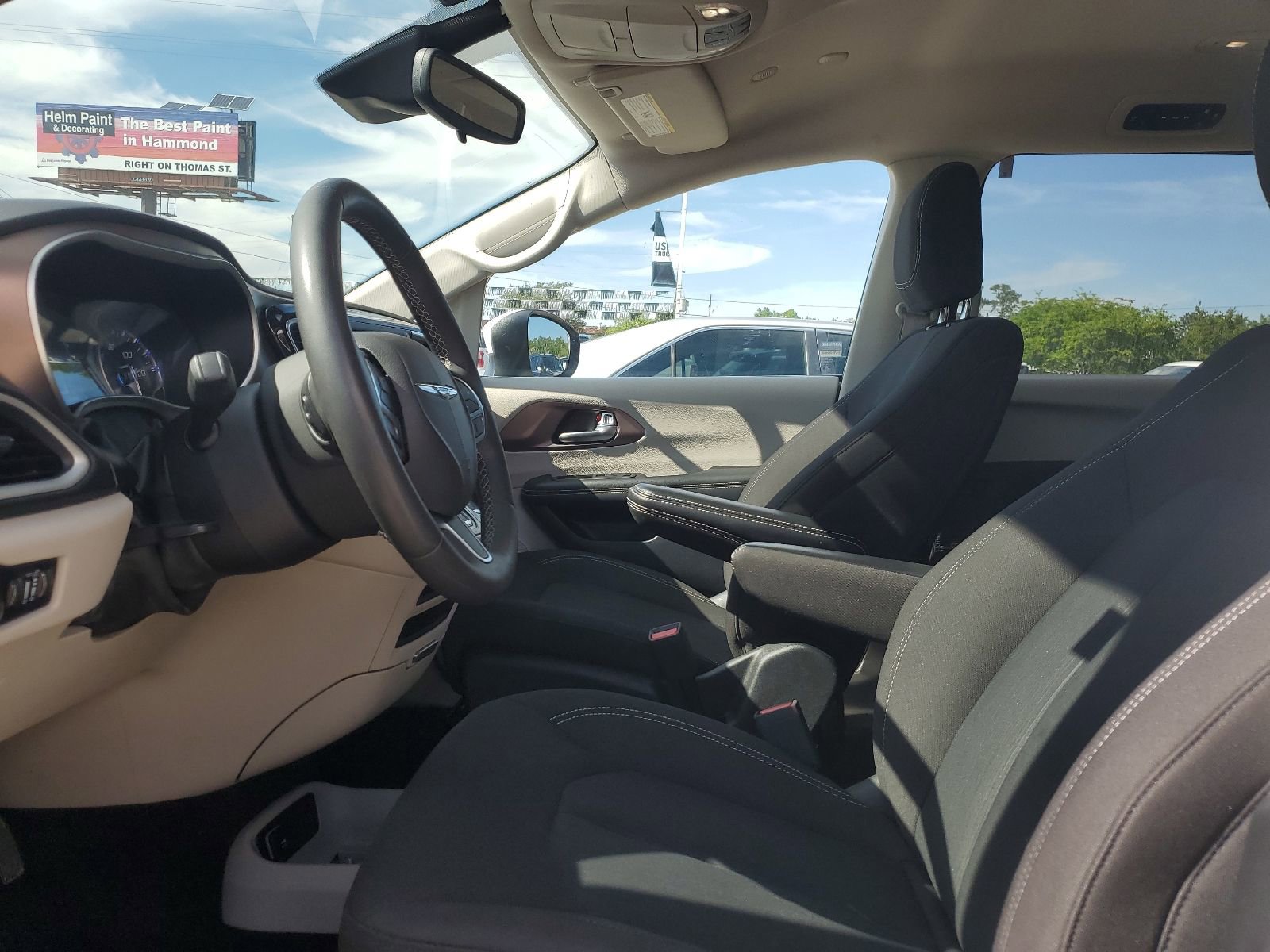 Used 2023 Chrysler Voyager LX image 8