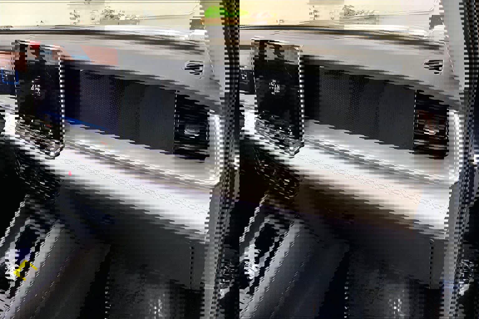 Used 2025 Volkswagen Tiguan SE image 19