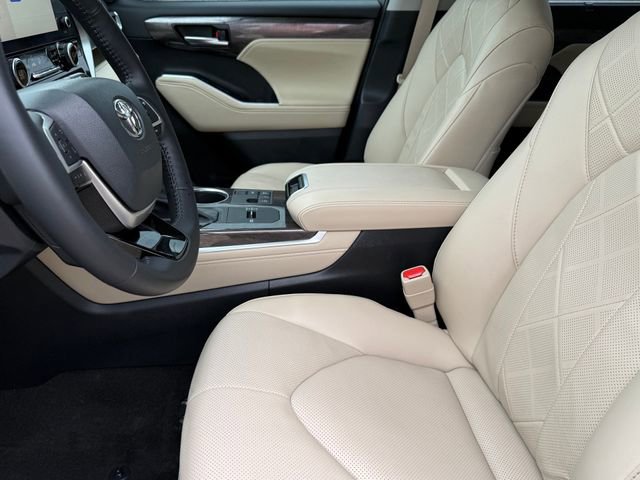 Used 2023 Toyota Highlander Platinum FWD image 13