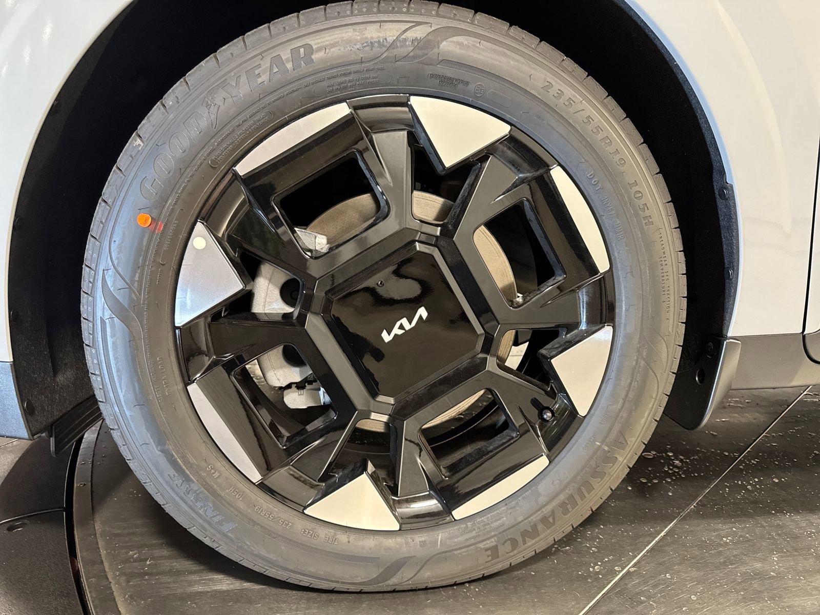 New 2026 Kia Carnival EX FWD image 2