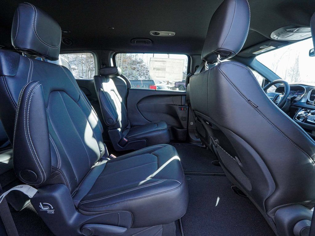 New 2026 Chrysler Pacifica Select FWD image 32