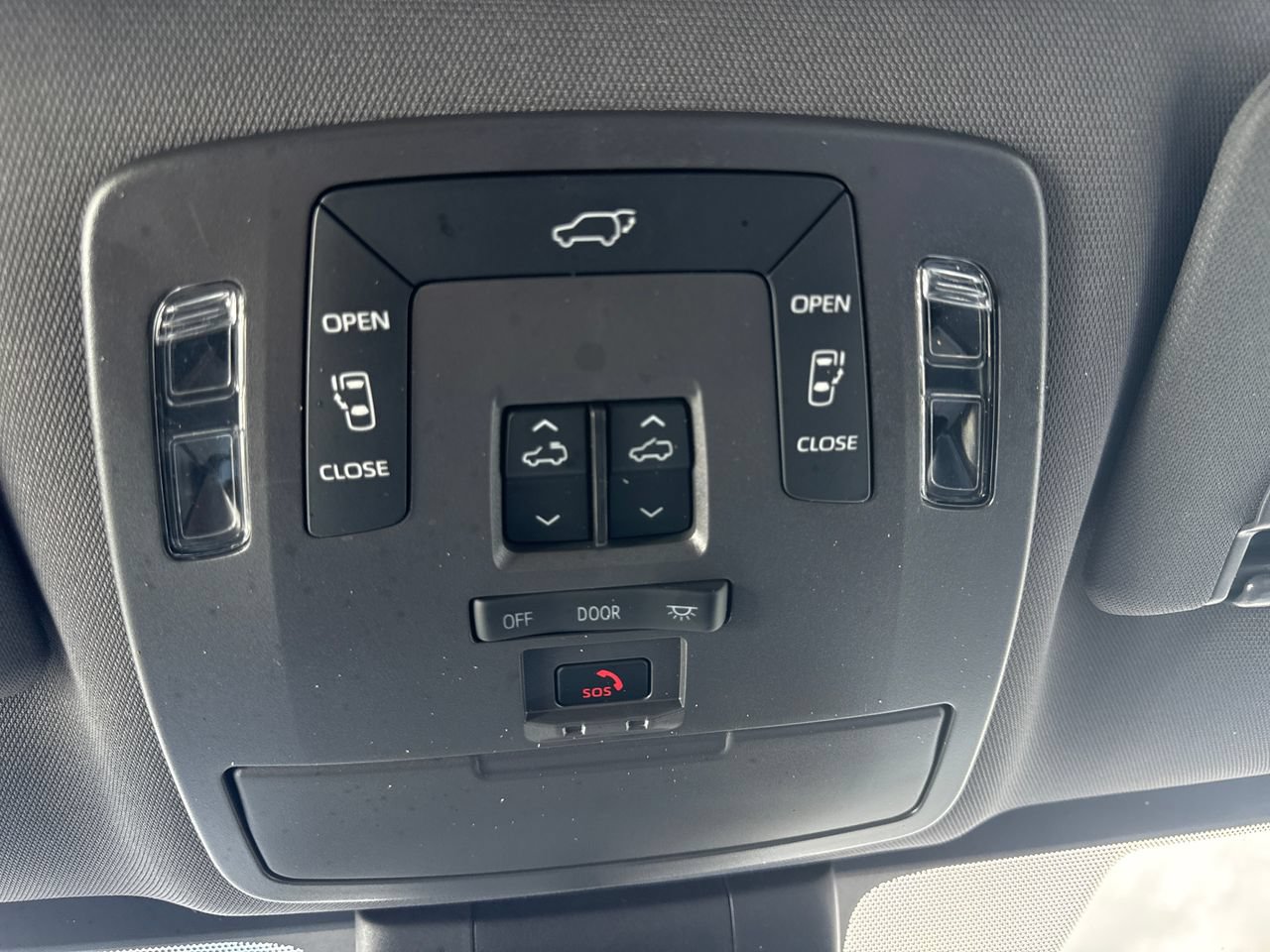 Used 2022 Toyota Sienna XSE FWD image 30