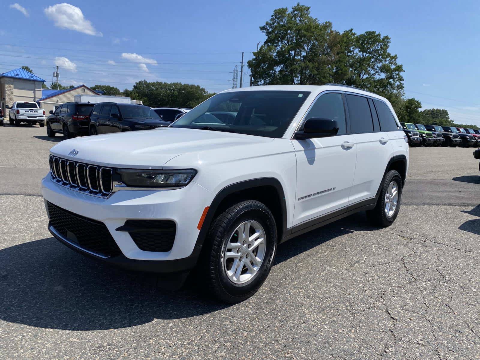 Used 2023 Jeep Grand Cherokee Laredo w/ Luxury Tech Group I AWD/4WD image 9