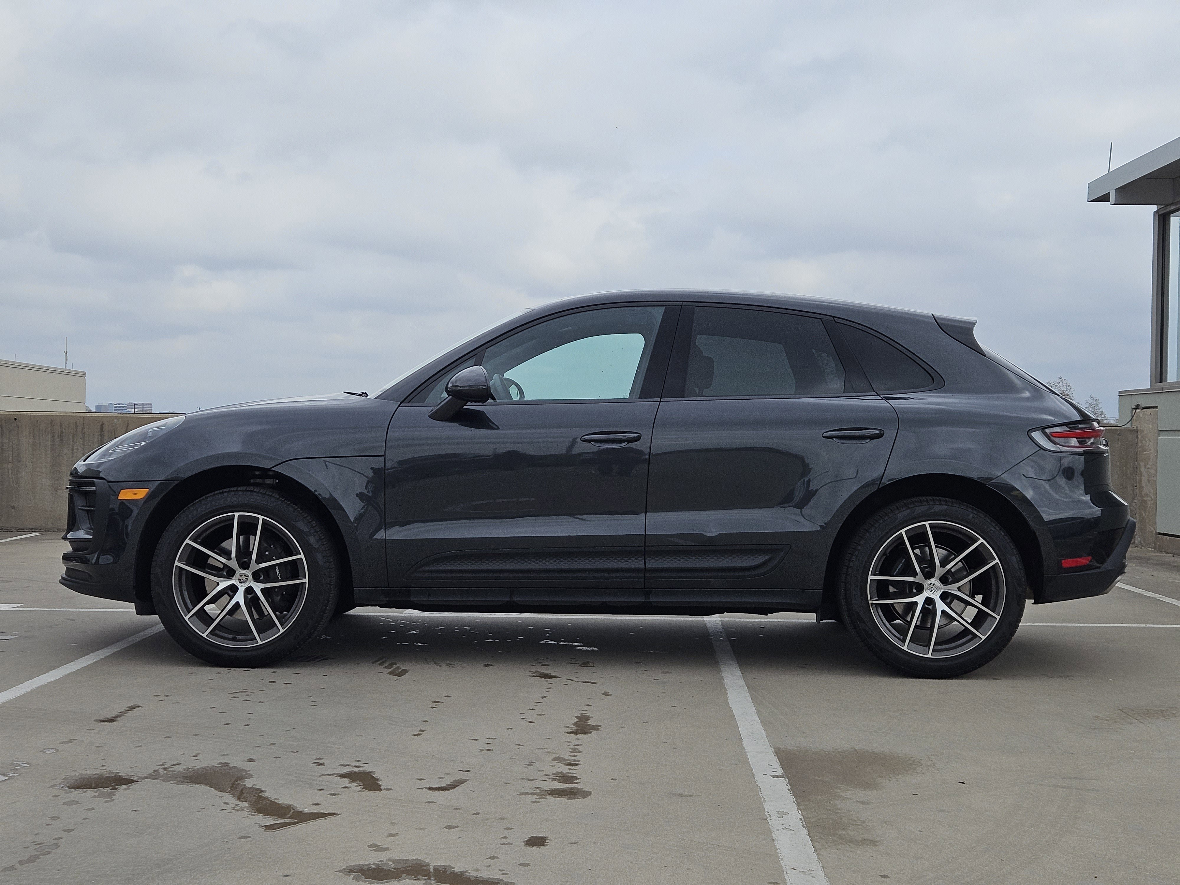 Certified 2025 Porsche Macan image 2