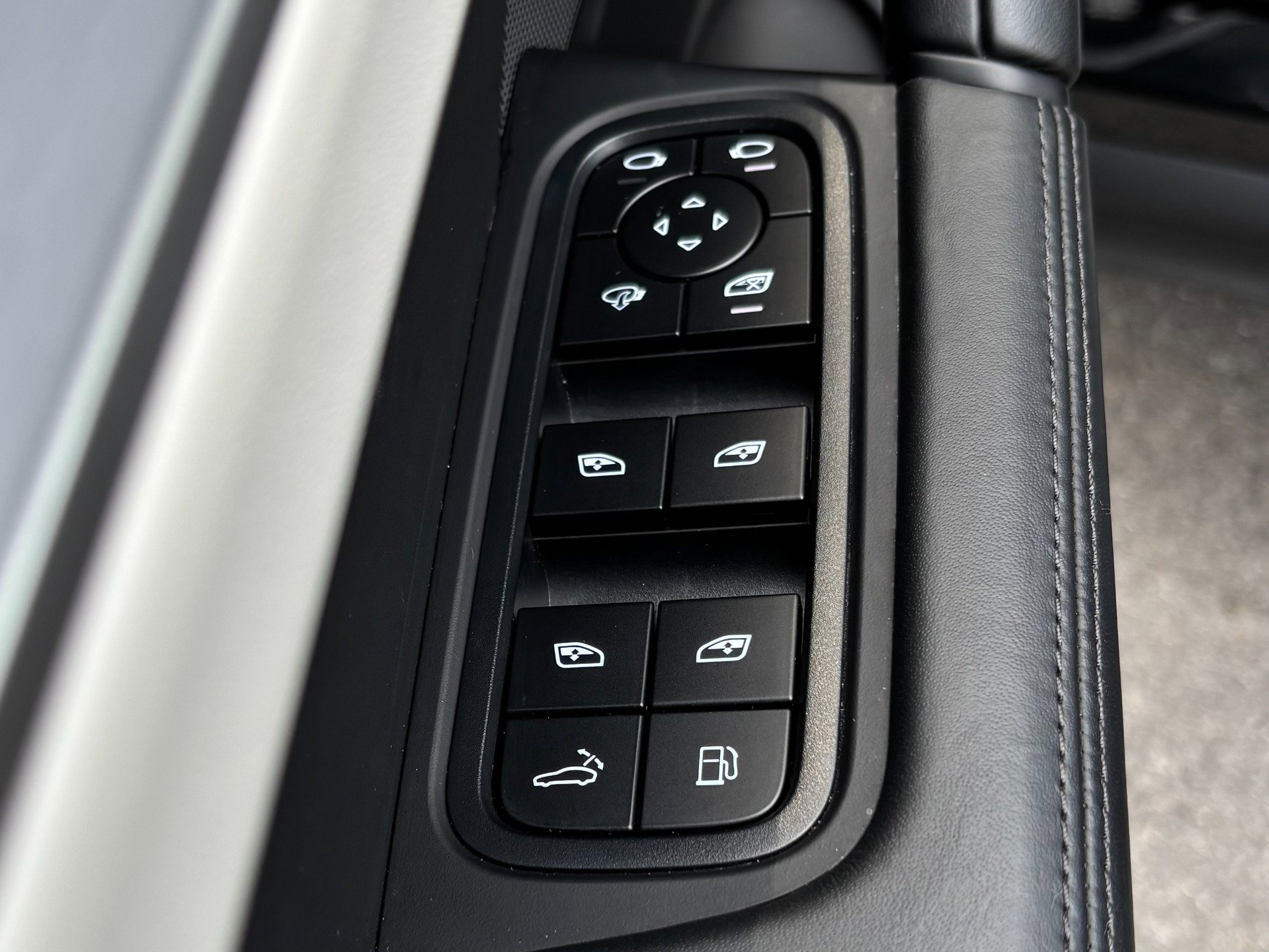 Used 2025 Porsche Cayenne S AWD/4WD image 52