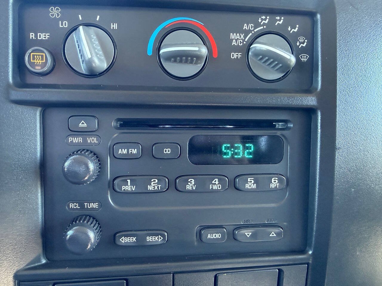Used 2005 Chevrolet Express 2500 Passenger RWD image 32