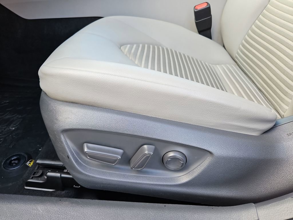 Used 2018 Toyota Camry SE w/ Moonroof Package image 25