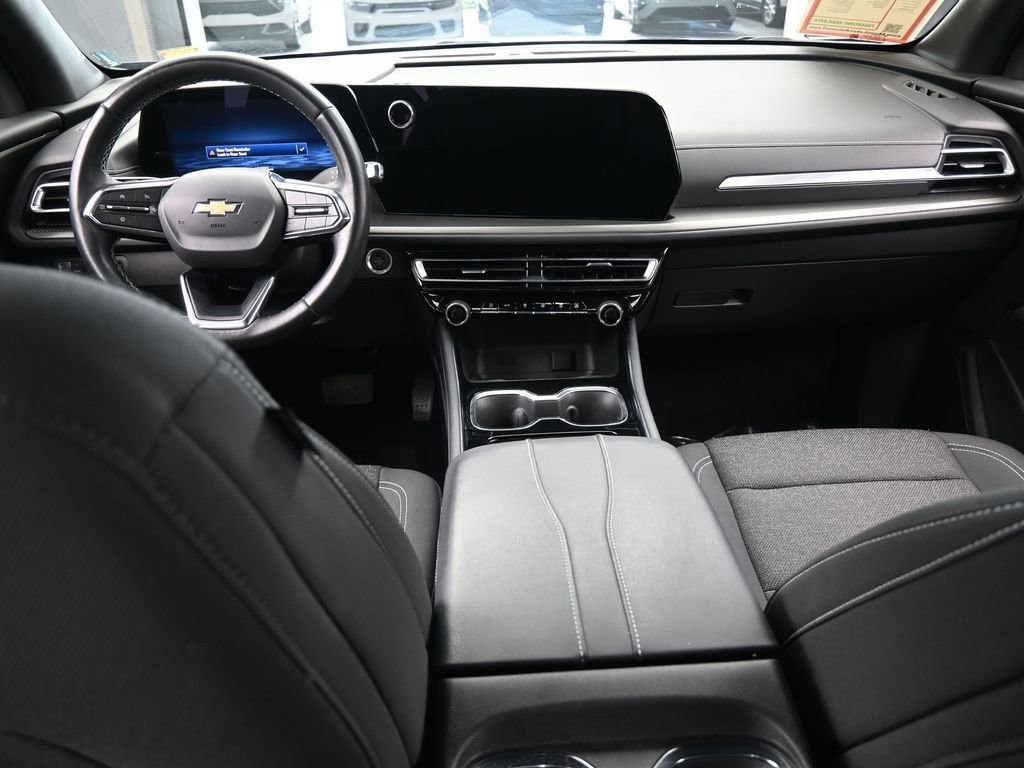 Used 2025 Chevrolet Traverse LT image 38