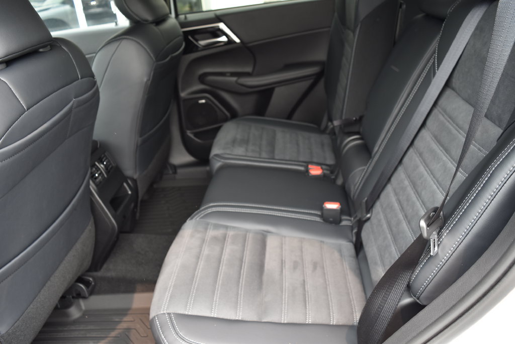 New 2026 Mitsubishi Outlander AWD image 12