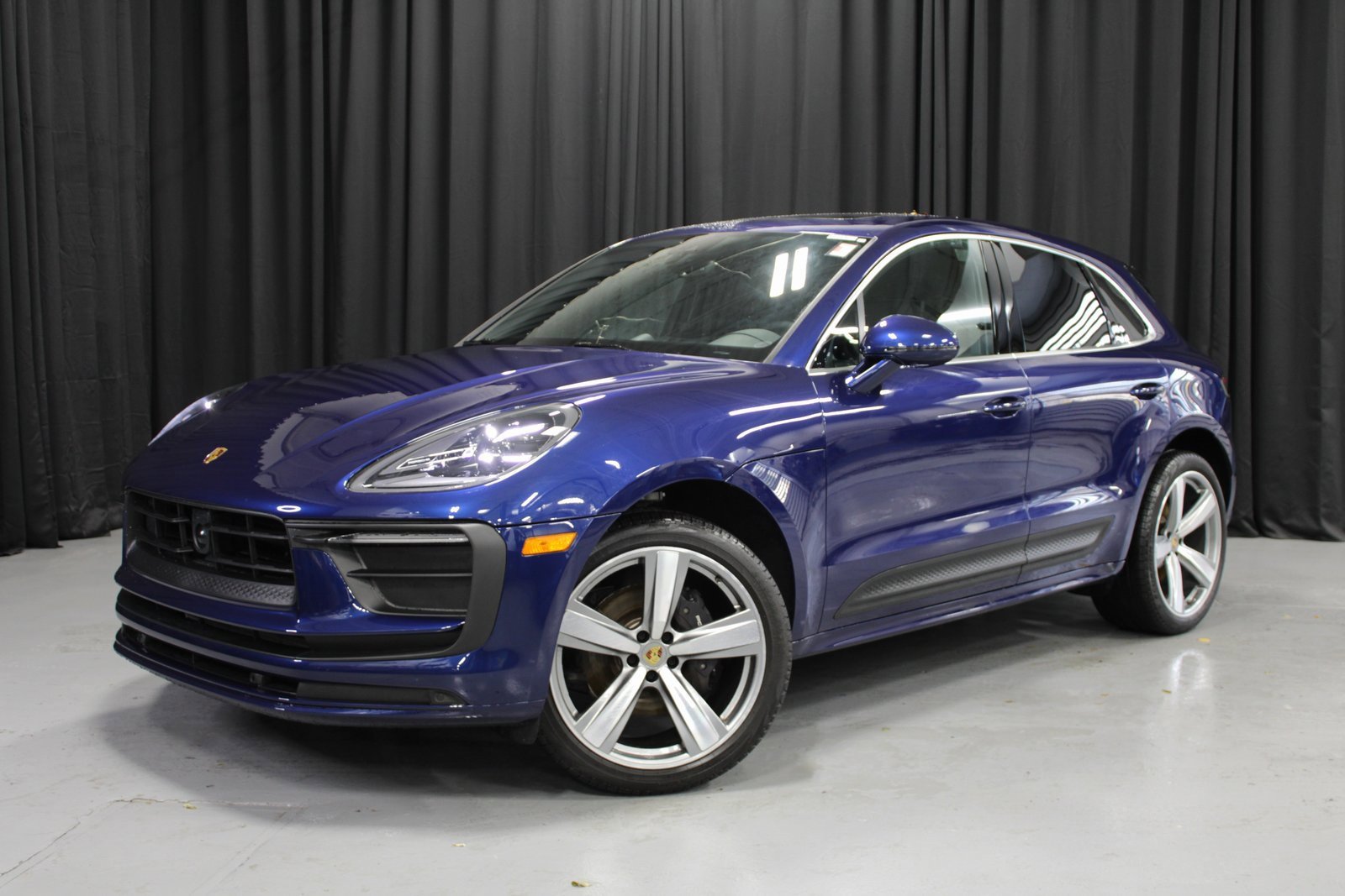 Certified 2025 Porsche Macan image 1