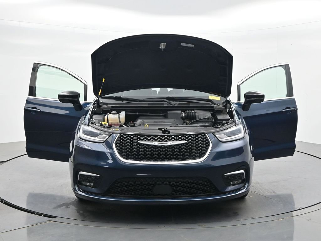 Used 2025 Chrysler Pacifica Select image 40