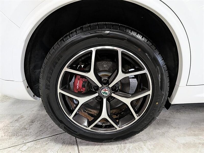 Used 2020 Alfa Romeo Stelvio Ti w/ Active Blind Spot Package AWD/4WD image 13