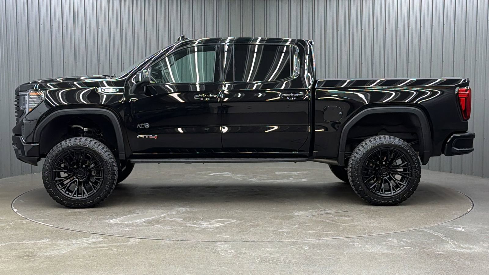 Used 2025 GMC Sierra 1500 AT4 w/ Technology Package image 2