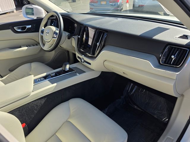 Used 2023 Volvo XC60 B5 Plus AWD/4WD image 9