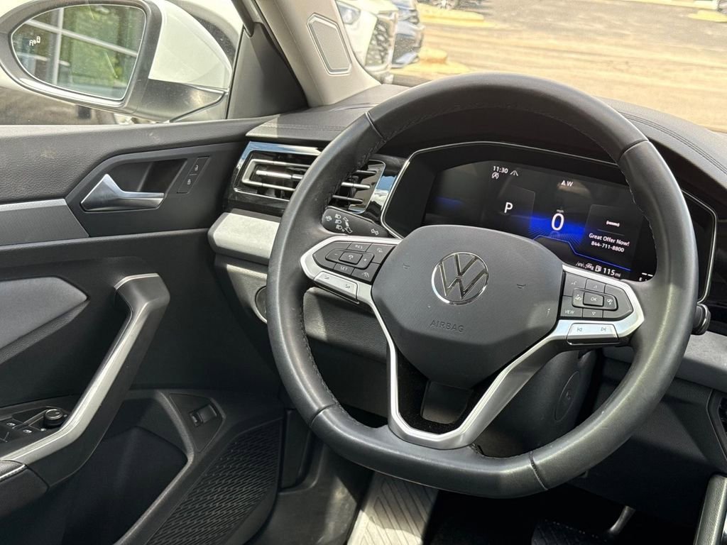 Certified 2025 Volkswagen Jetta SE w/ Sunroof Package FWD image 14