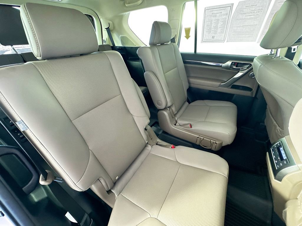 Used 2023 Lexus GX 460 Premium w/ Accessory Package AWD/4WD image 29