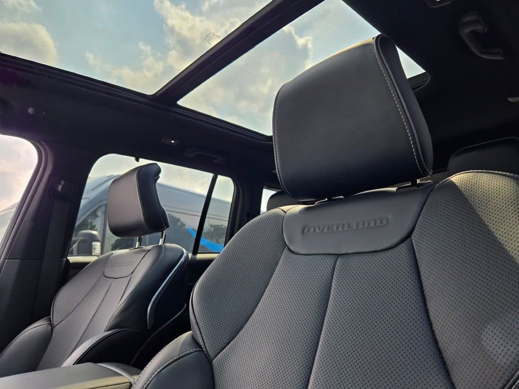 Certified 2024 Jeep Grand Cherokee Overland w/ Luxury Tech Group IV image 24