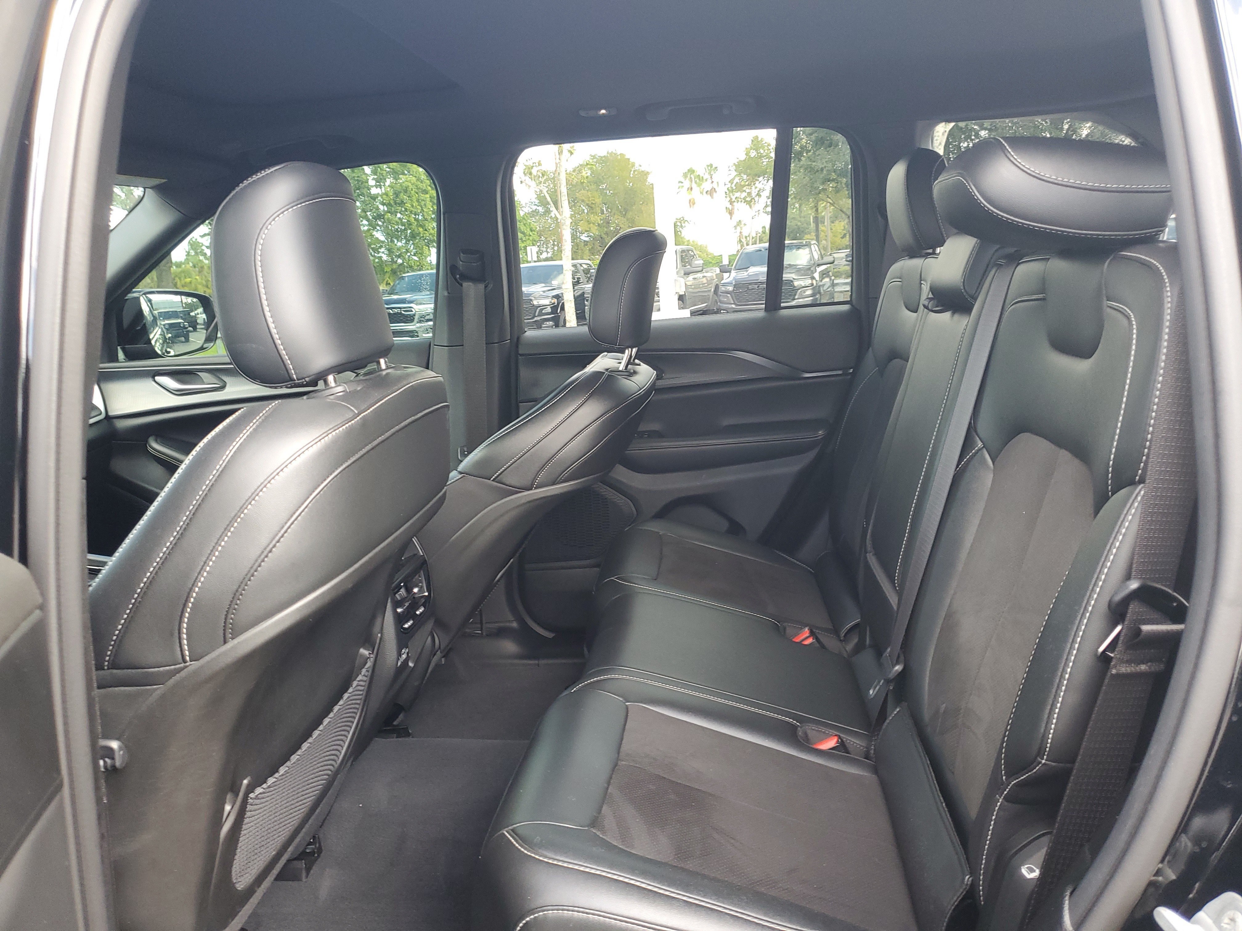Used 2023 Jeep Grand Cherokee Altitude RWD image 9