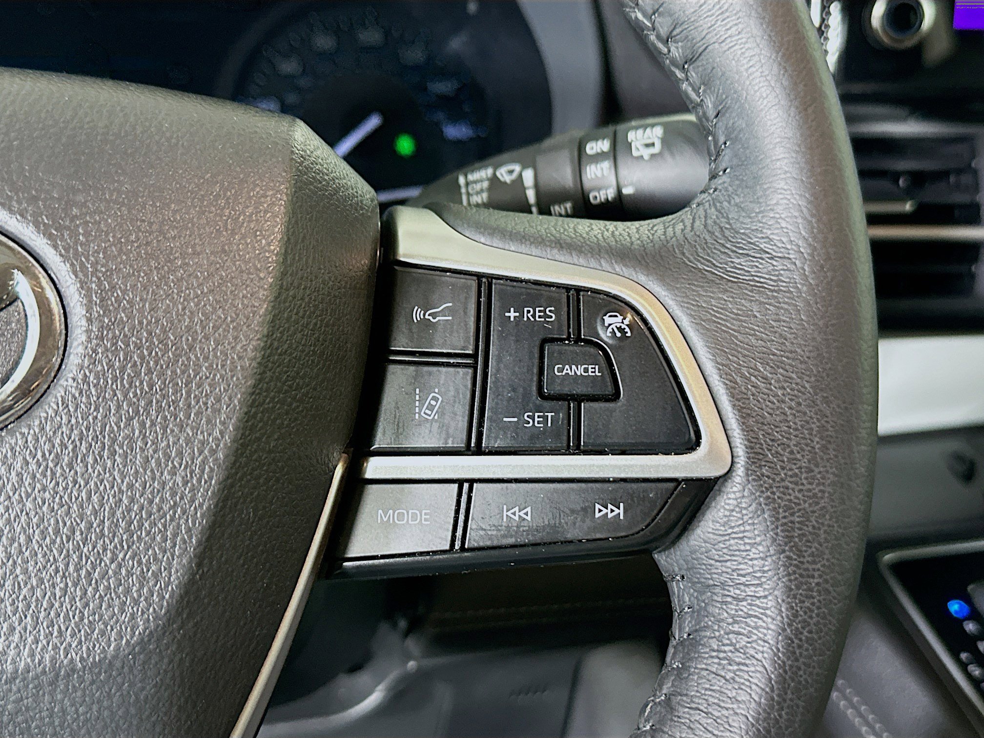 Used 2025 Toyota Sienna XLE FWD image 17