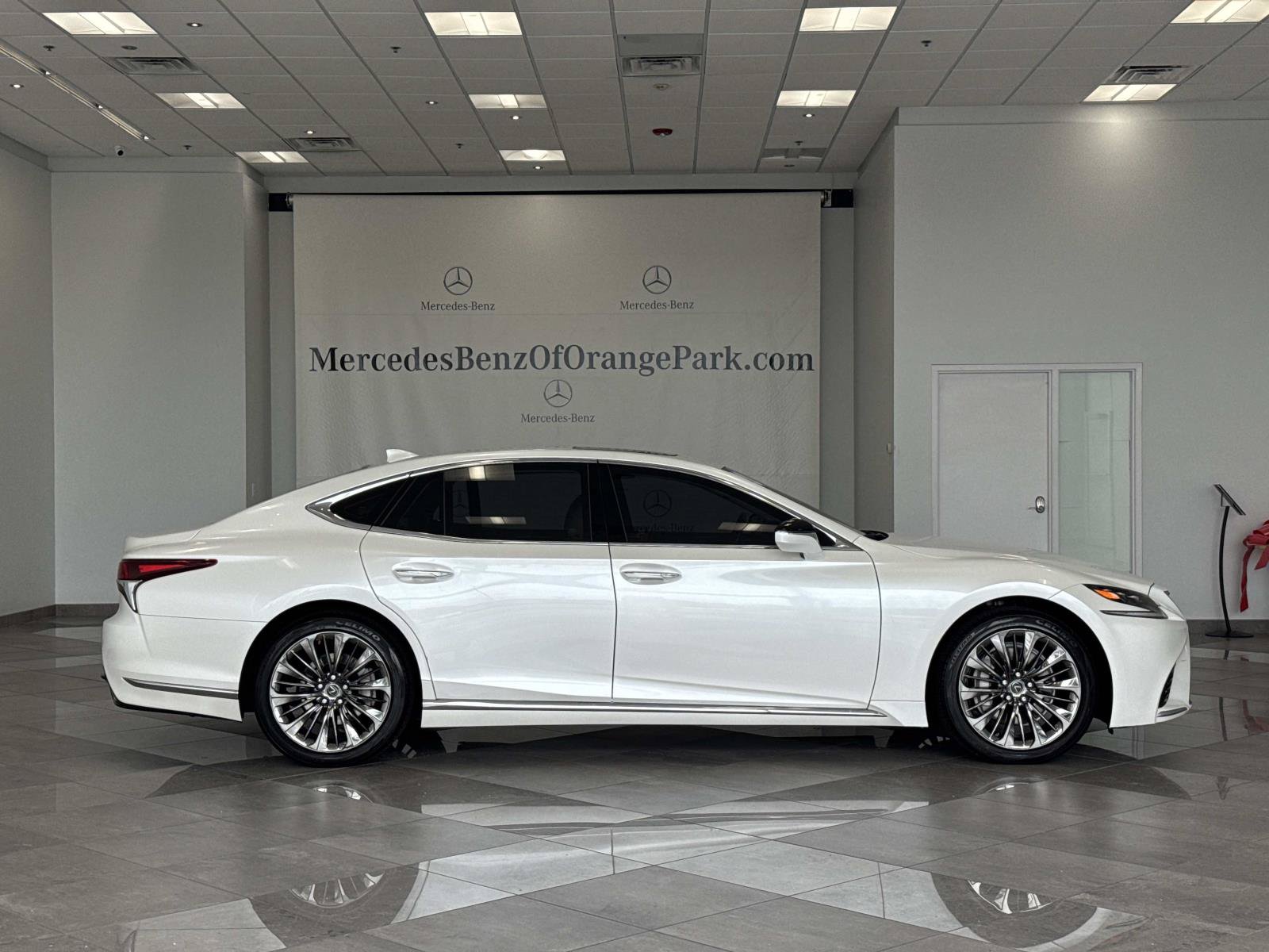 Used 2020 Lexus LS 500 w/ Accessory Package (Z1) RWD image 3