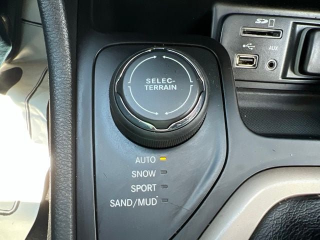 Used 2016 Jeep Cherokee Latitude w/ Comfort/Convenience Group AWD/4WD image 27