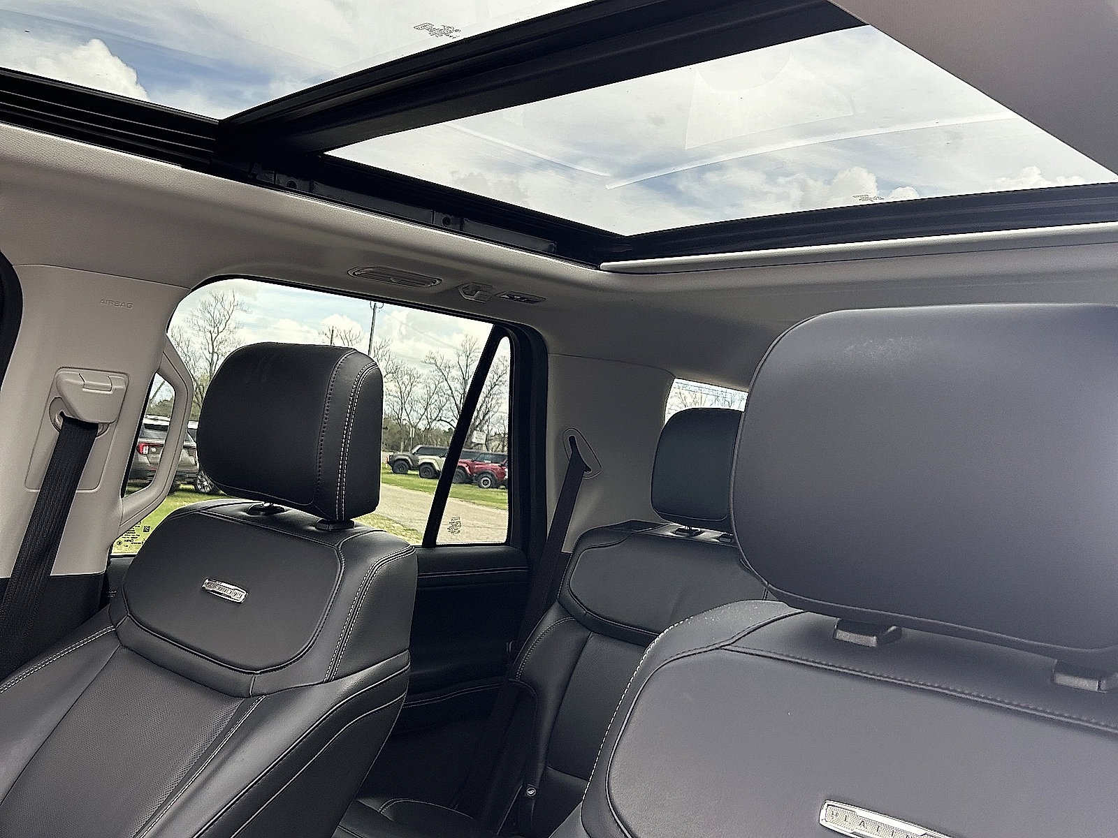 Used 2025 Ford Expedition Platinum image 8